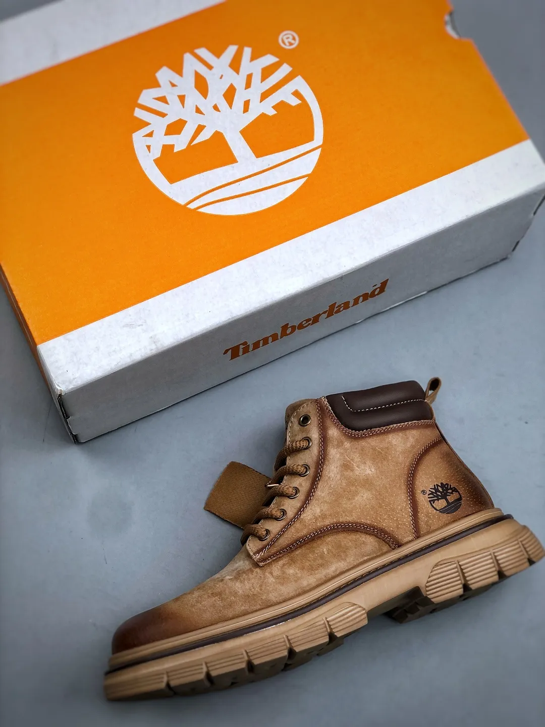 Welfare special price 💰480 #Timberland Timberland/Timberland new autumn and winter products (plush lining🔥warm and heat-locking) autumn and winter must-have outdoor casual rhubarb boots series #Guangdong Dachang quality, original box and original packaging, fashionable and trendy matching, the fabric is made of Italian 🇮🇹 top frosted fine-grained cowhide, lightweight outsole, with anti-odor and anti-corrosion genuine leather latex insole, outsole and hardware are all made from OEM raw materials Same as the original Goodyear's never-opening glue process. Good products don't kill pigs. The quality of the first order is strictly controlled. Exclusively released on the entire network. The quality is beyond doubt. The full set of official website unified packaging gives you a perfect wearing experience. The quality is exquisite and durable. A must-have for sportsmen. Specializes in not being handsome. High-quality feet feel first-class. This winter, it is specially used for outdoor cold protection. Daily casual matching. Size: 39-44 (leather shoe size)
